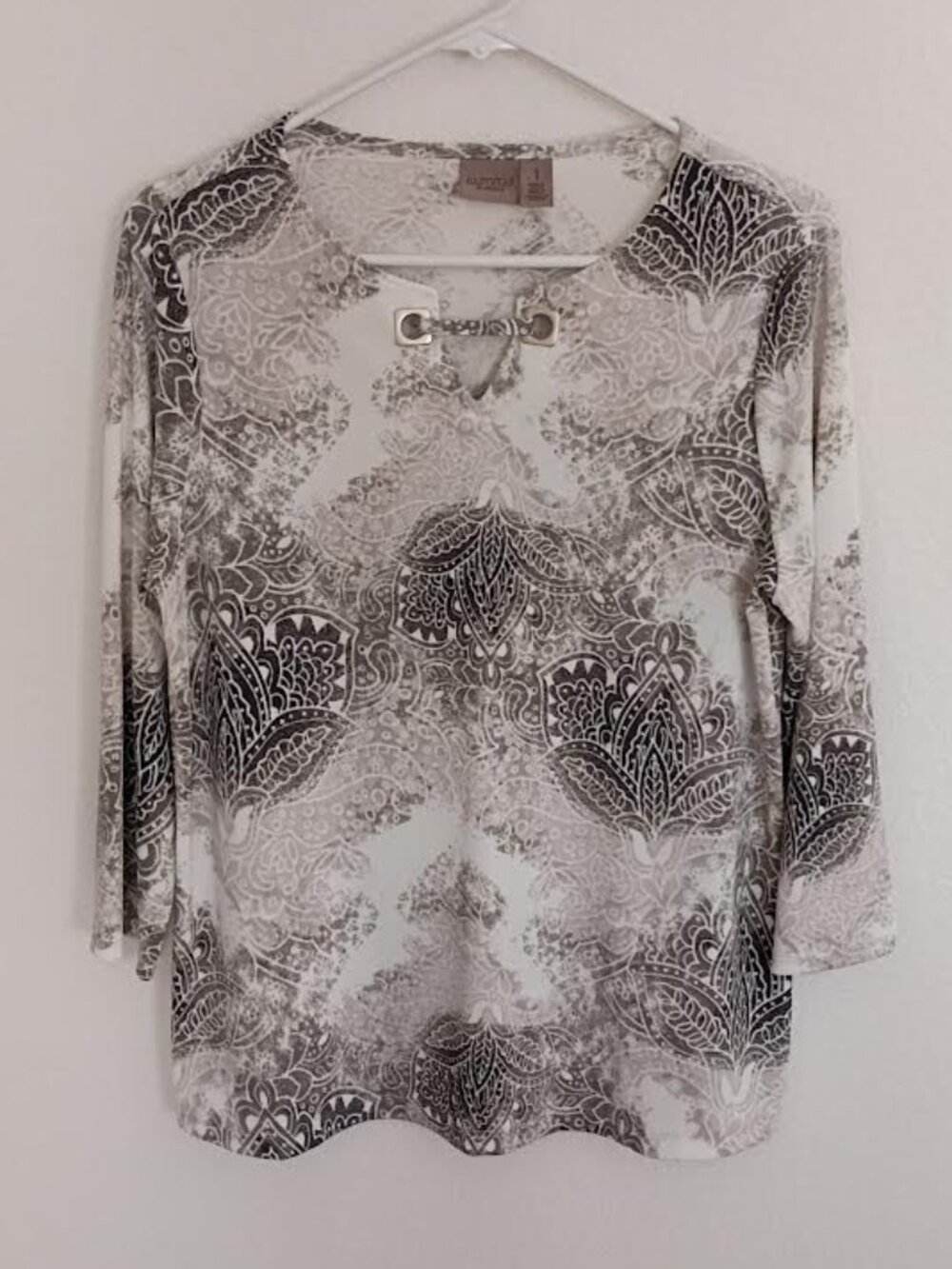CHICO'S EASYWEAR WOMEN'S TOP GRAY CREAM 3/4 SLEEVE KEYHOLE GROMMET NECK SIZE 1